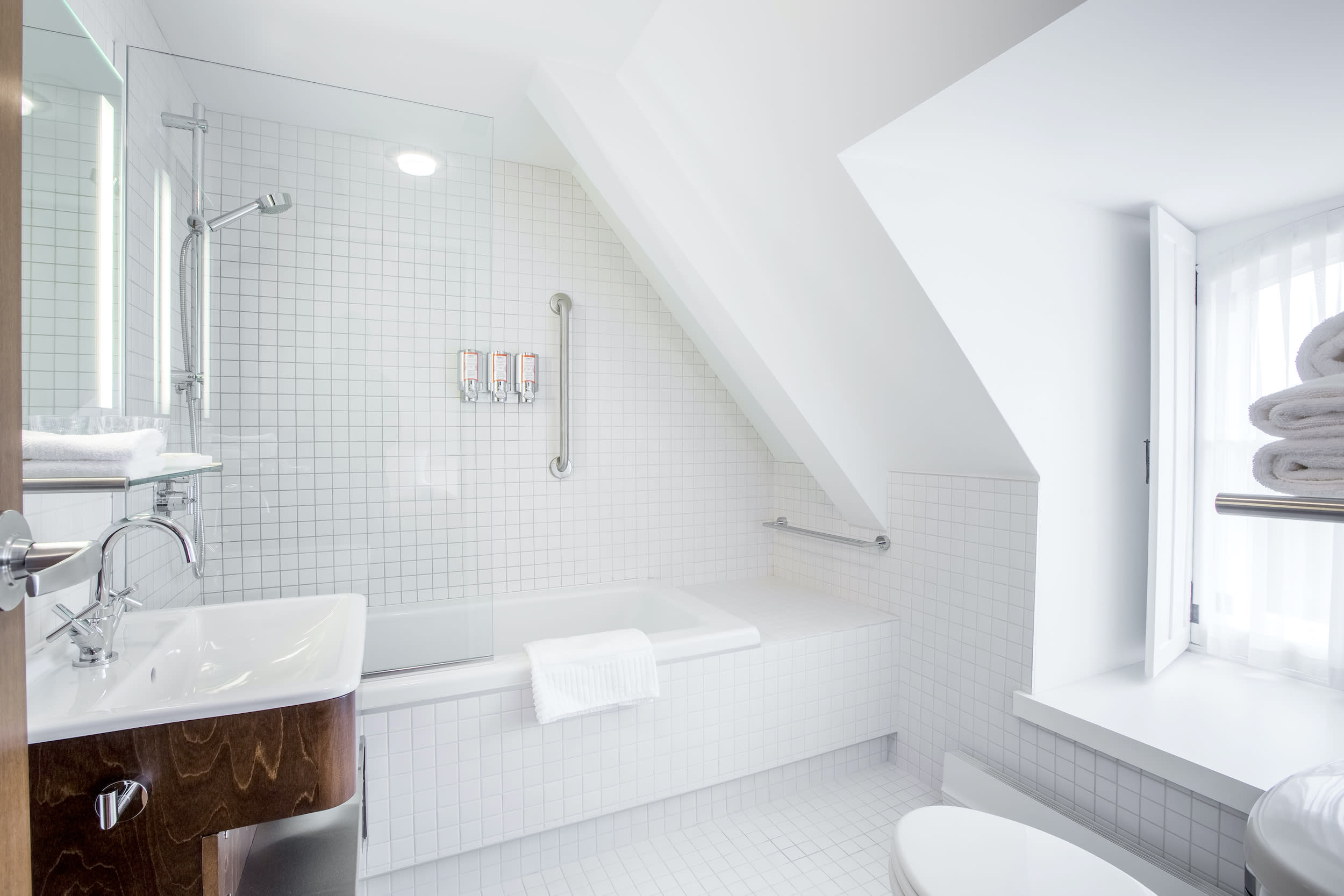 Le Monastere des Augustines Contemporary Room